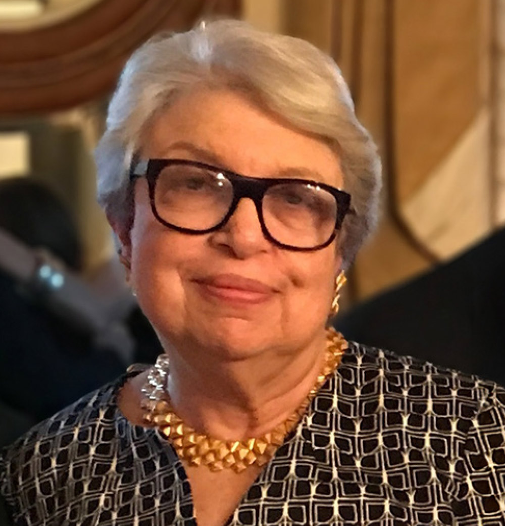 Portrait of alum Louise Arias.