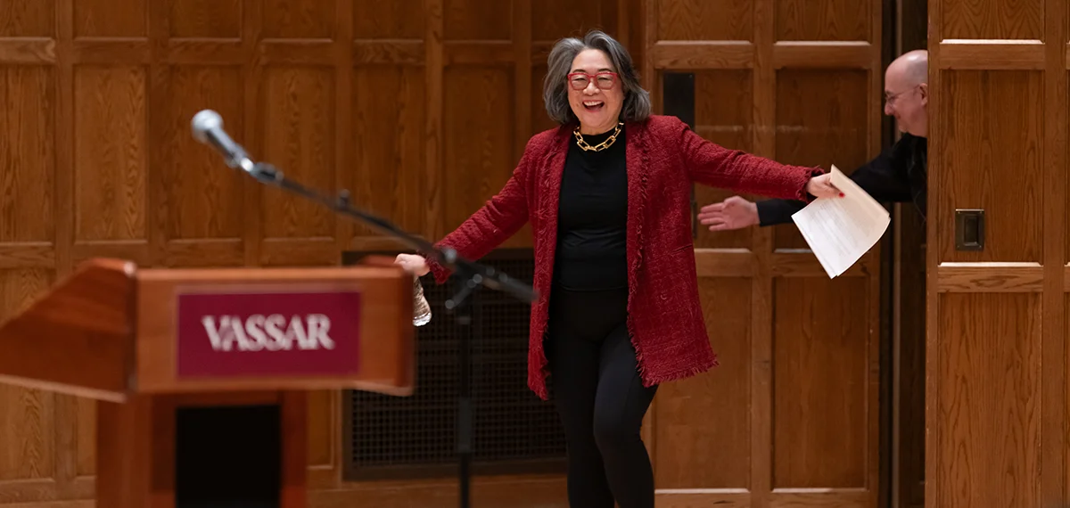 Keynote speaker Minerva Tantoco ’86 walks onto stage in Skinner Hall to speak to students during Sophomore Career Connections.