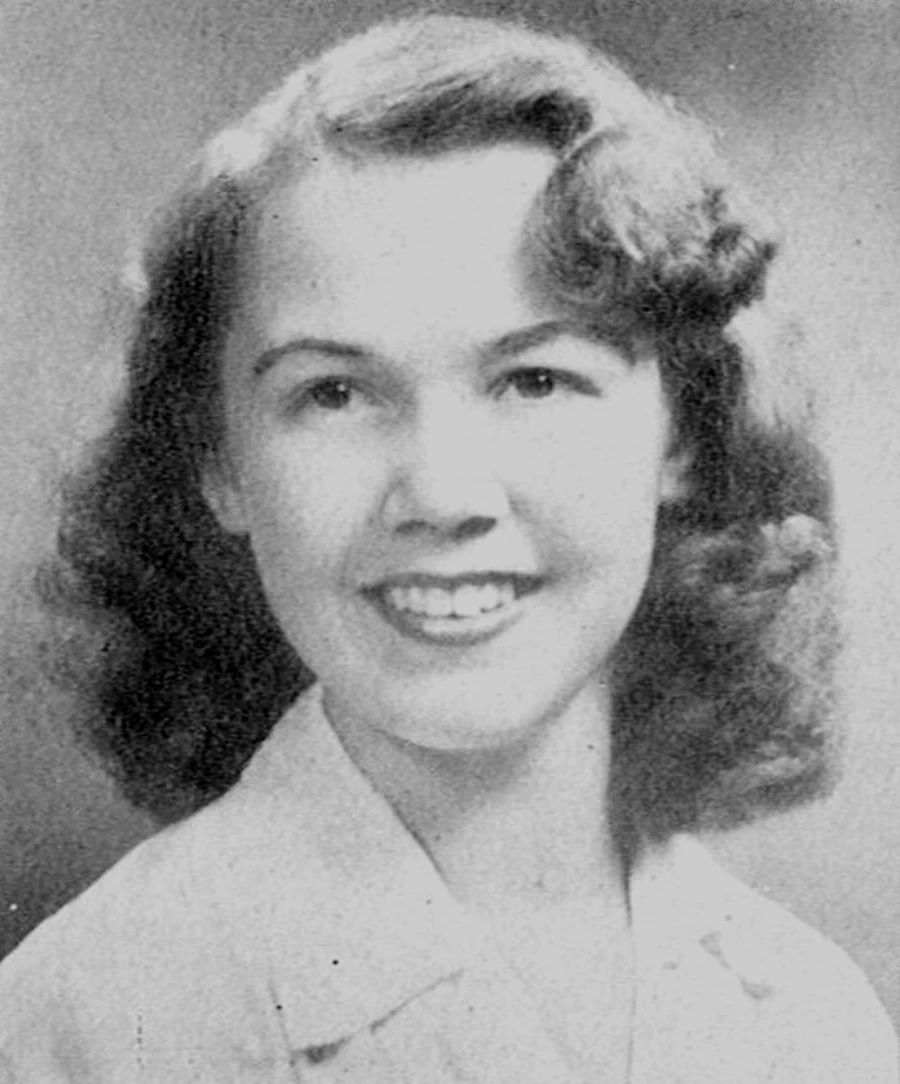 Black and white photo of Carolyn Darrow Rood Sweetland ’45 during her time at Vassar.