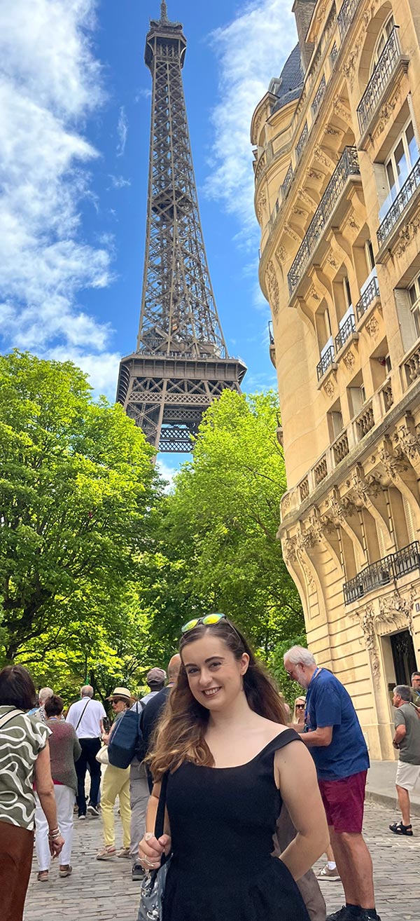 Olivia Arenberg ’26 posing in front of the Eiffel Tower in Paris.